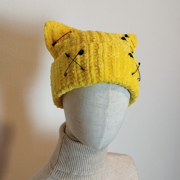 hip_hop_beanie_with_safety_pins