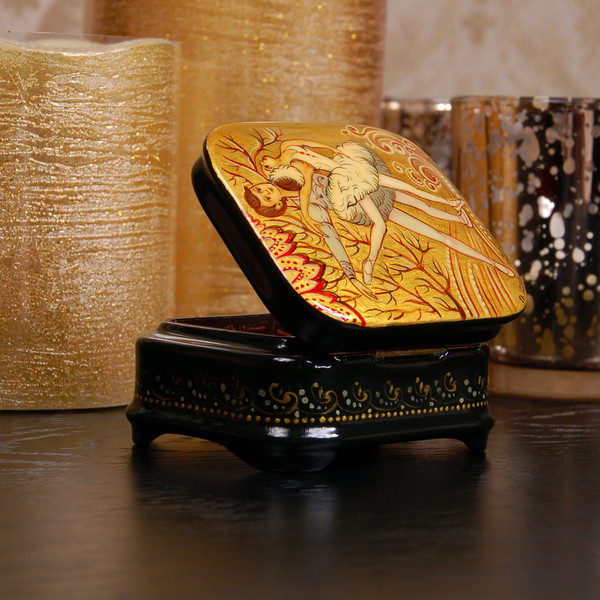 Ballet-Inspired lacquer box