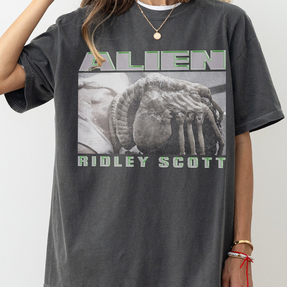 Alien Movie T-Shirt, Retro Horror Movie Facehugger Bootleg Streetwear Faded Black Oversized T-Shirt, Sigourney Weaver Ripley Aliens Merch.jpg