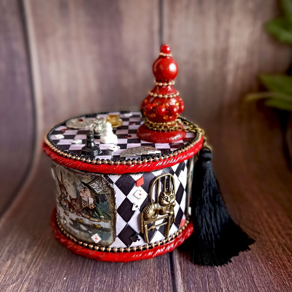 Red ring holder,Box Alice in Wonderland,Cheshire cat Storage,Mad Hatter box, Red Queen, White Rabbit (1).jpg