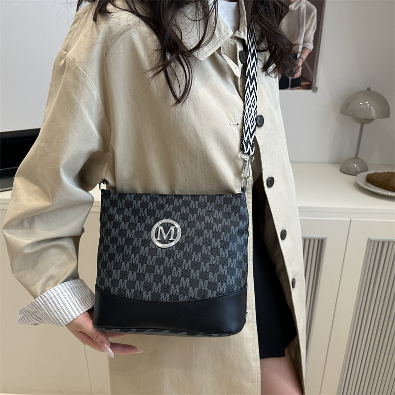 High Quality Retro Color Crossbody Bag Letter Messenger Tote For Business Leisure 0
