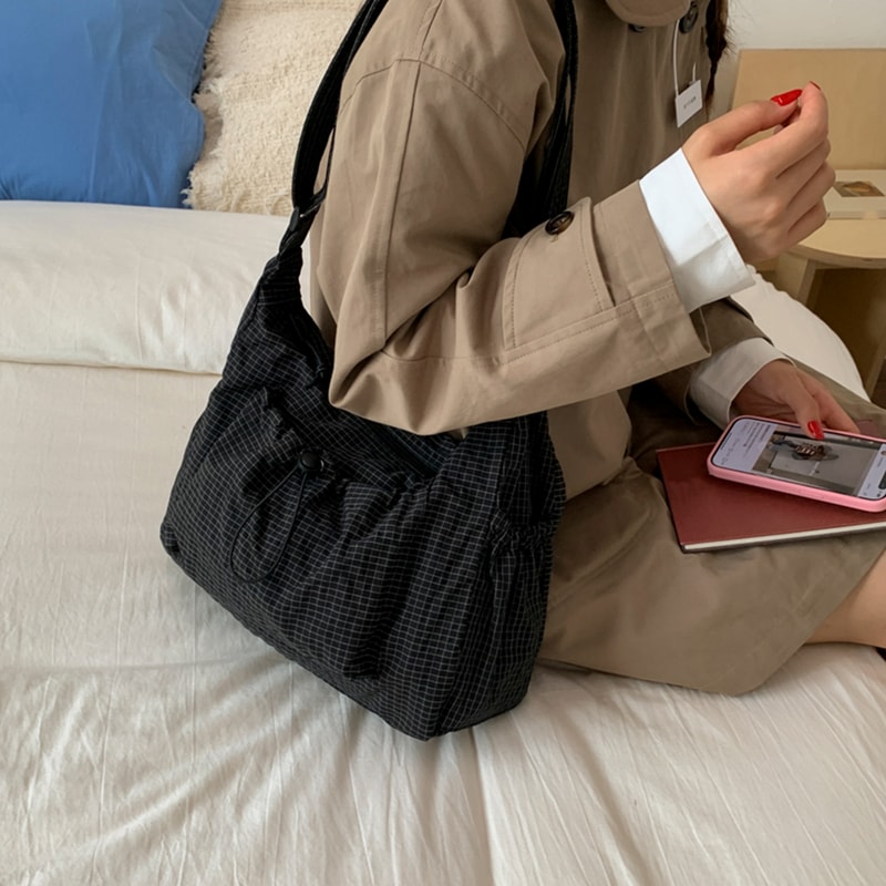 Stylish Womens Checkered Sling Bag Large Capacity Pleated Nylon Plaid Tote Shoulder Bag For Shoppin 2