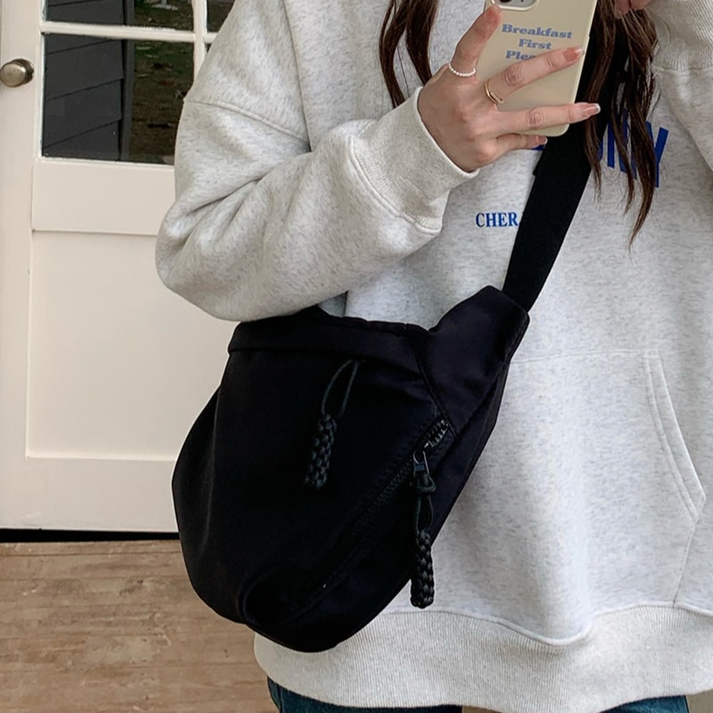 Large Capacity Nylon Crossbody Bag Lightweight Casual Sports Shoulder Bag for Commuting and Everyday Use