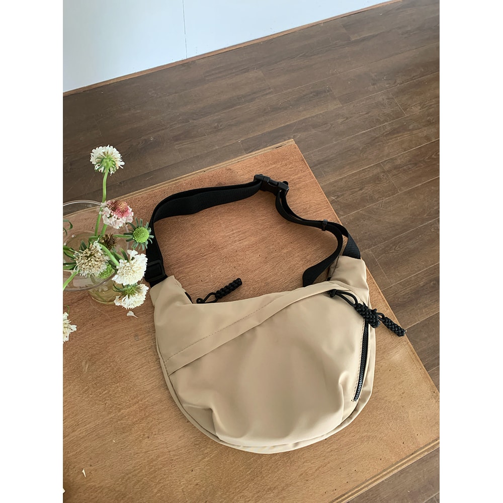 Large Capacity Nylon Crossbody Bag Lightweight Casual Sports Shoulder Bag for Commuting and Everyday Use