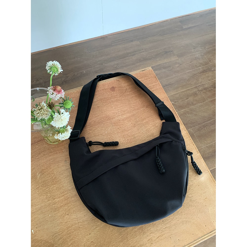 Large Capacity Nylon Crossbody Bag Lightweight Casual Sports Shoulder Bag for Commuting and Everyday Use