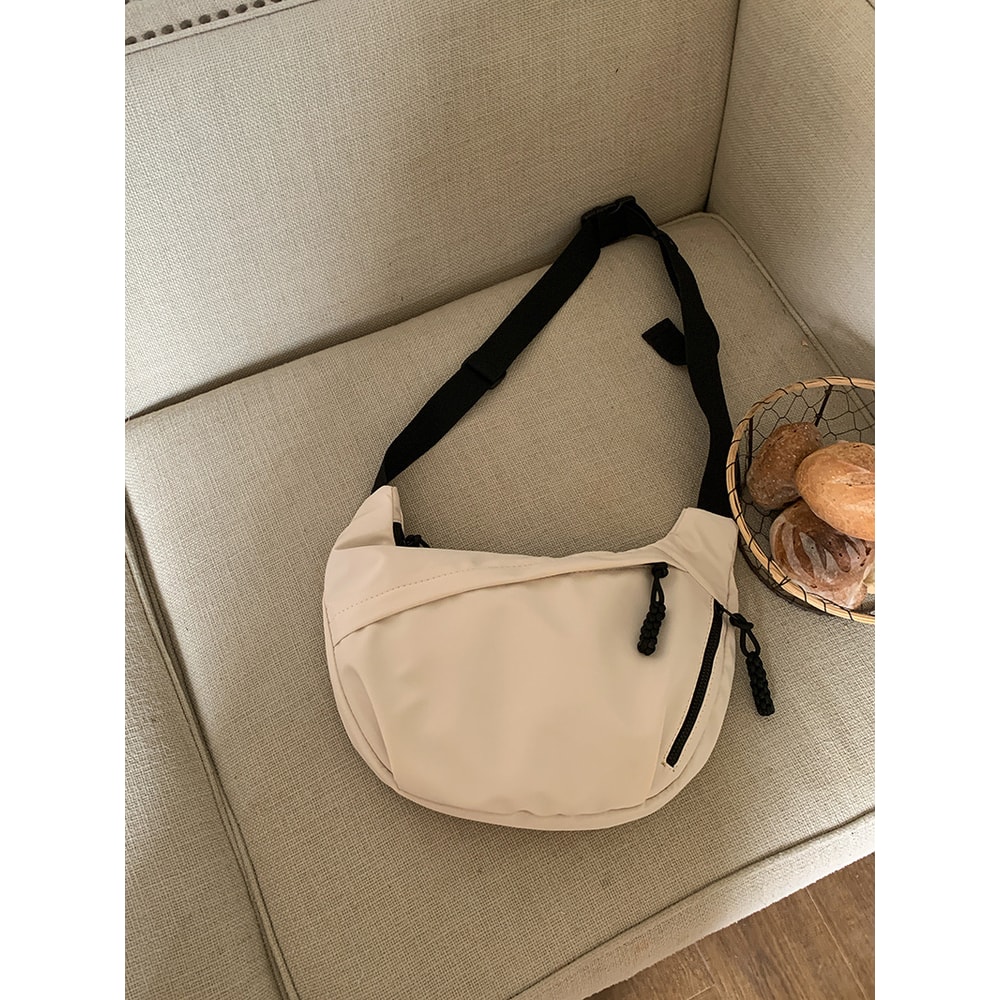 Large Capacity Nylon Crossbody Bag Lightweight Casual Sports Shoulder Bag for Commuting and Everyday Use