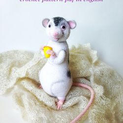 Rat miss Butler Crochet pattern pdf in english. Cute amigurumi stuffed animal rat toy tutorial. Soft toy rat pattern pdf