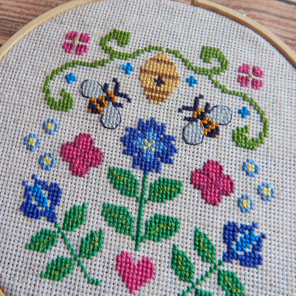 Bee-cross_stitch.JPG