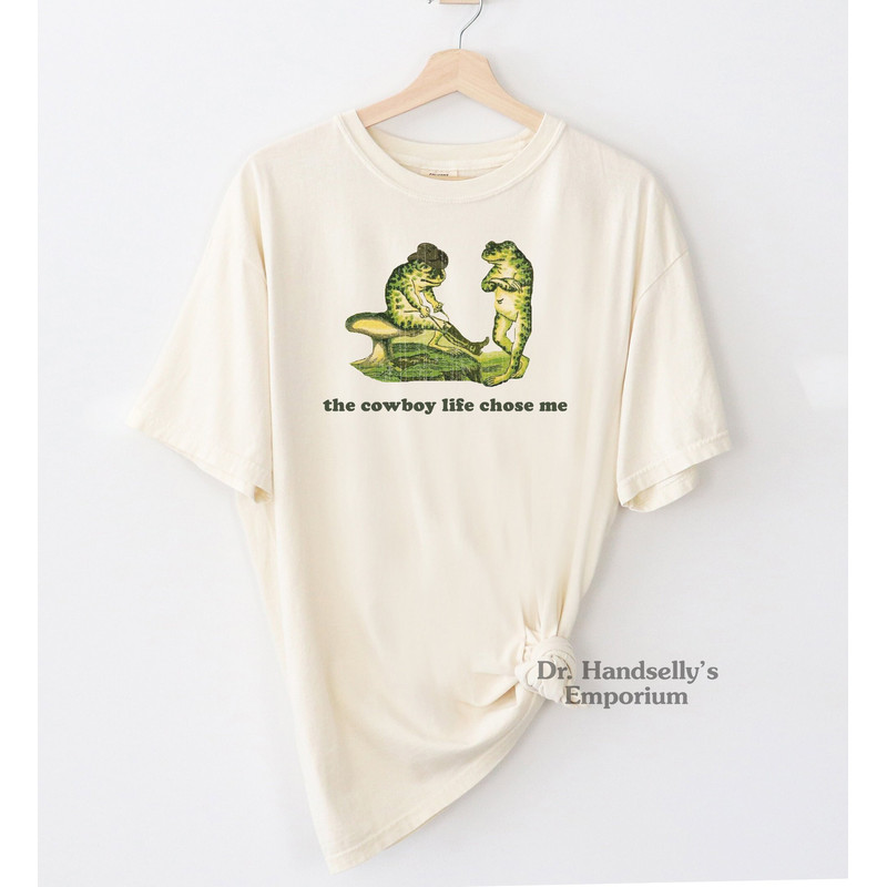 The Cowboy Life Chose Me Frog Shirt Comfort Colors Funny T-shirt Tshirt Tee T Tees Meme Unisex Men Women Ladies Adult Sayings Yeehaw Green.jpg