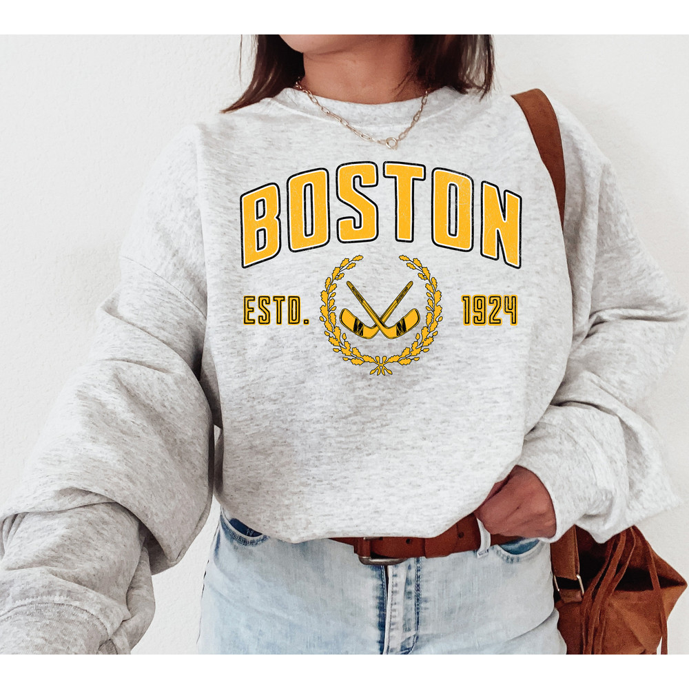 Boston Bruins Sweatshirt Crewneck, Trendy Vintage Style NHL Hockey Shirt for Game Day Tailgating, Mens Womens Sweatshirt, Gift.jpg
