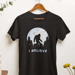 bigfoot t-shirt - i believe shirt - yeti shirt - bigfoot saw me but nobody believes him - bigfoot night stroll- unisex c