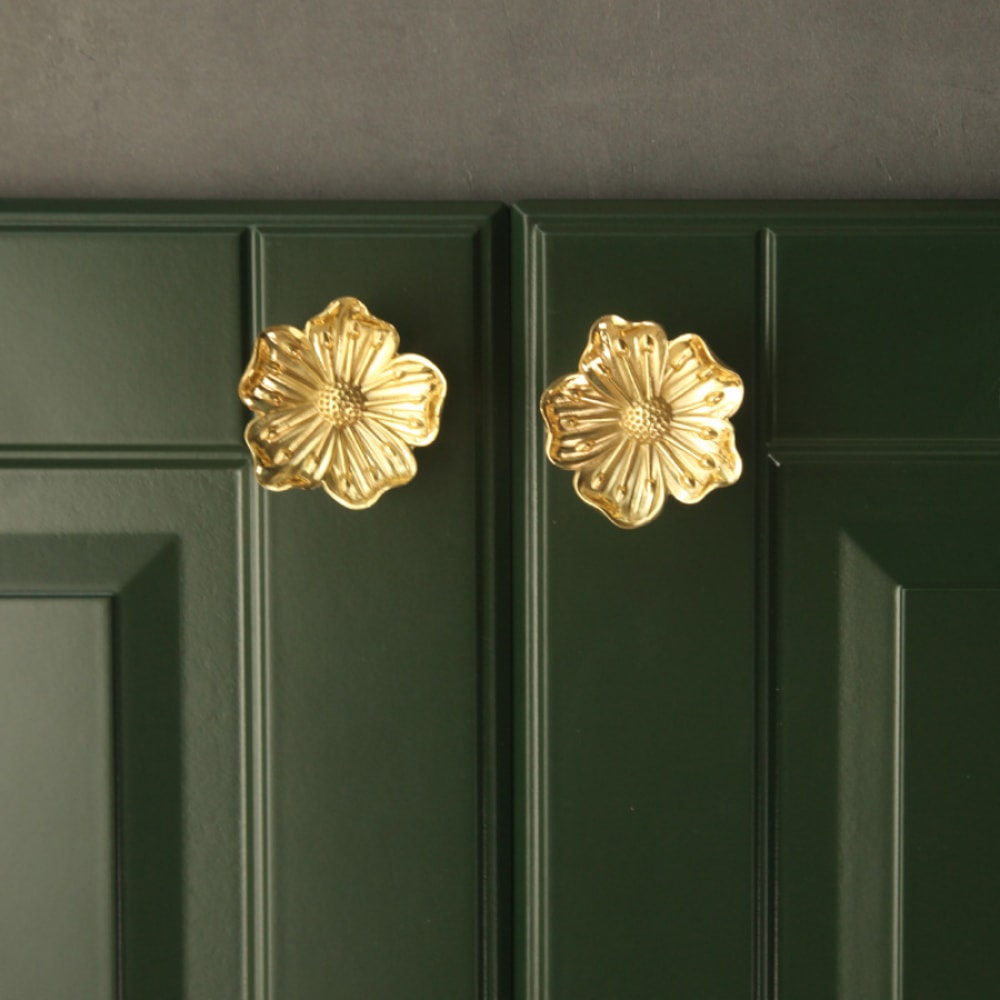 Elegant Flower Cabinet Knobs in Brass for Dressers, Wardrobes and Cabinets