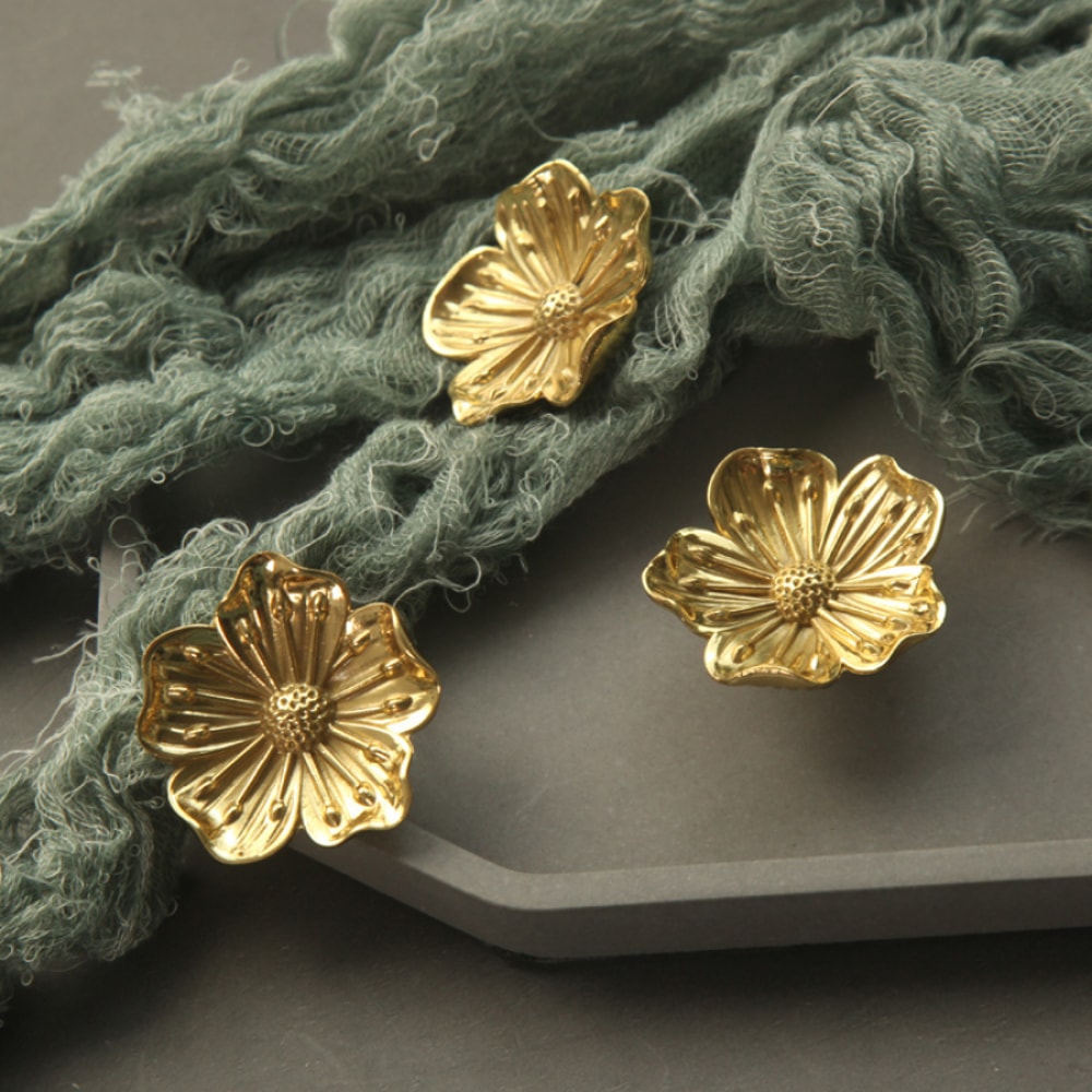 Elegant Flower Cabinet Knobs in Brass for Dressers, Wardrobes and Cabinets
