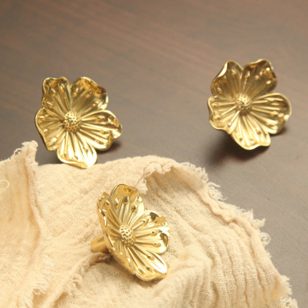 Elegant Flower Cabinet Knobs in Brass for Dressers, Wardrobes and Cabinets