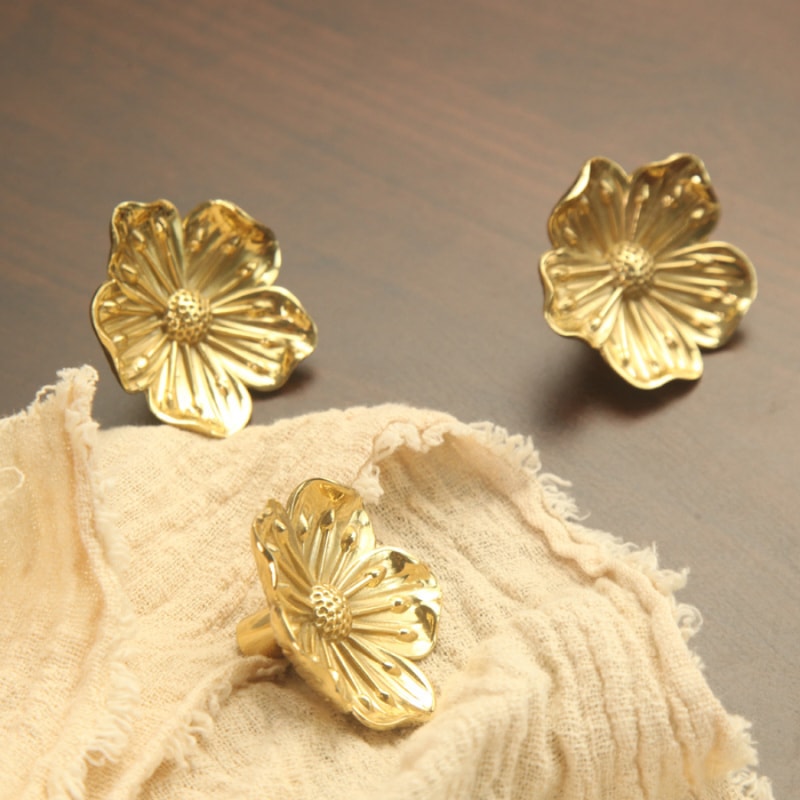 Elegant Flower Cabinet Knobs in Brass for Dressers, Wardrobes and Cabinets
