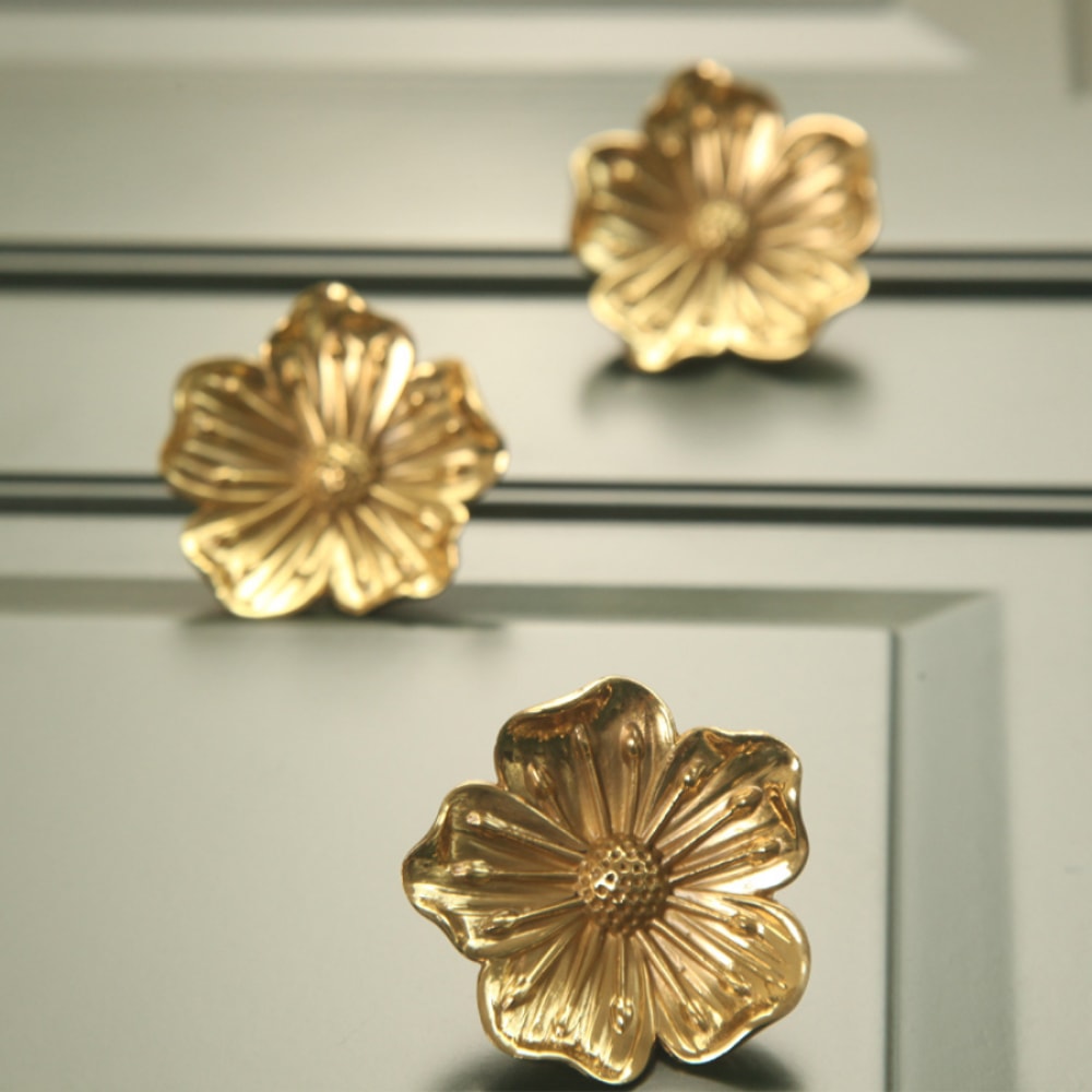 Elegant Flower Cabinet Knobs in Brass for Dressers, Wardrobes and Cabinets