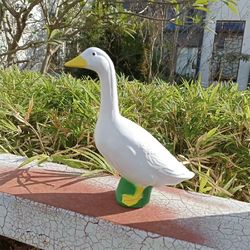 1pcs resin goose sculpture – lifelike goose figurine for home & garden decor, office desk decoration, and outdoor tool r