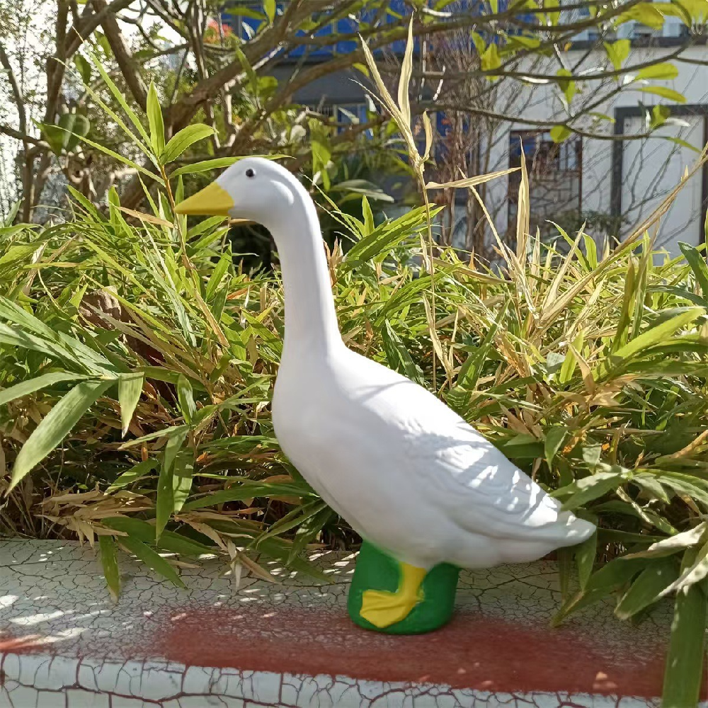 1Pcs Resin Goose Sculpture – Lifelike Goose Figurine for Home & Garden Decor, Office Desk Decoration, and Outdoor Tool R