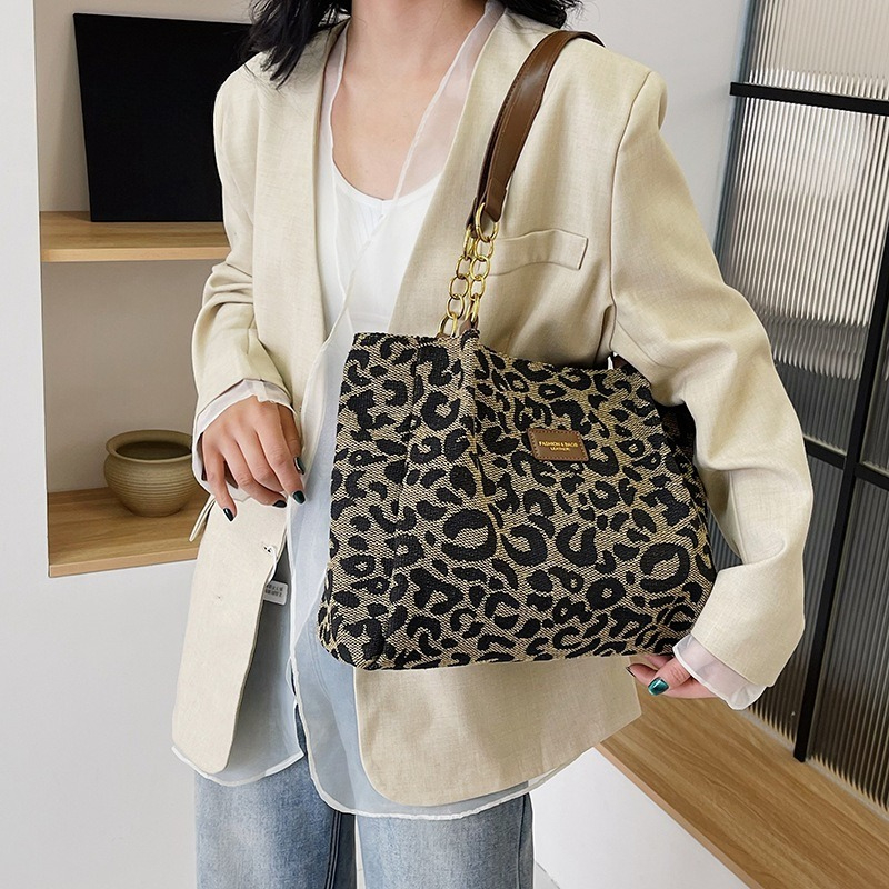 Retro Leopard Print Shoulder Bag Large Capacity Tote For Everyday Style 4