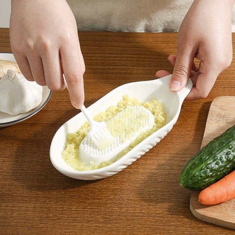 Ceramic Ginger Garlic Grater Plate with Juice Reservoir & Cleaning Brush
