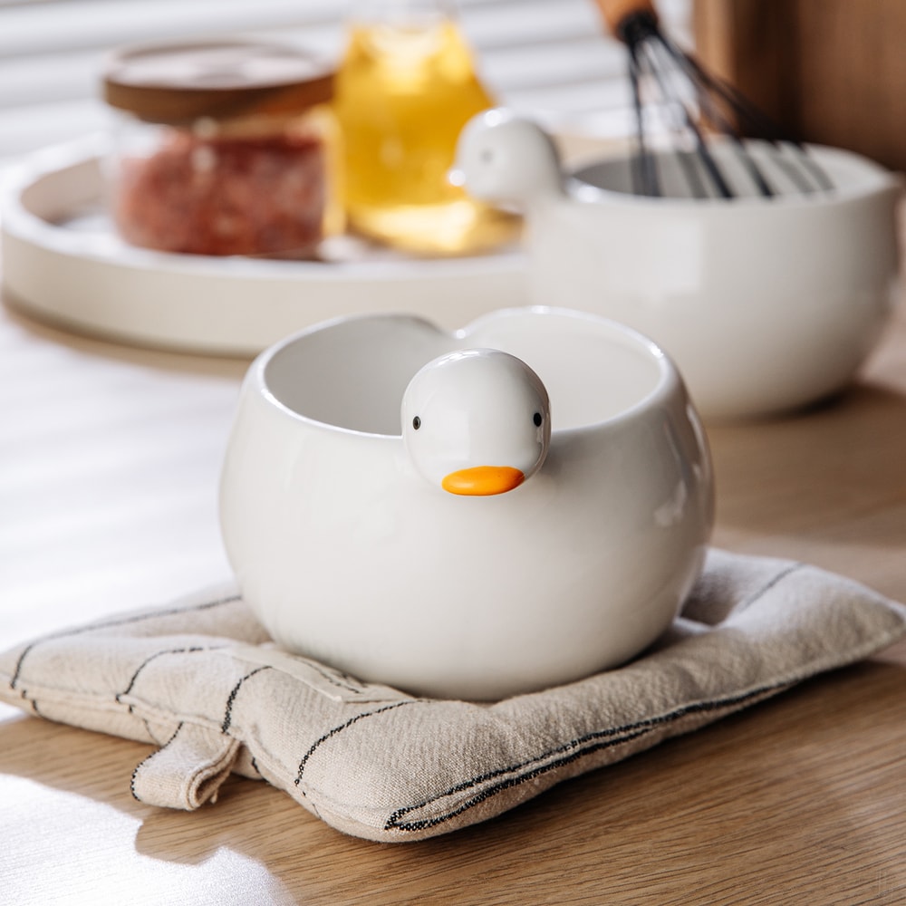 DuckNest Ceramic Egg Mixing Bowl With Spout For Easy Whisking Pouring 3