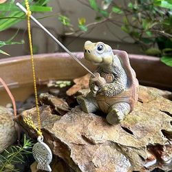 resin turtle figurine, creative rope fishing turtle statue cute simulation animal sculpture ornament for garden, patio,