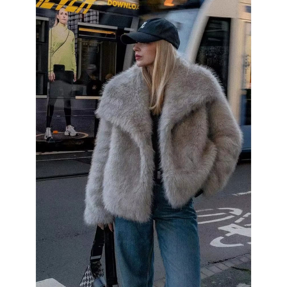 Elegant Women's Faux Fur Coat, Warm Fluffy Jacket, Long Sleeve Lapel Outerwear, Loose High Street Fashion for Autumn