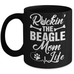 rockin the beagle mom life mug