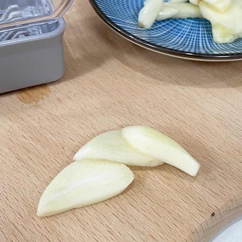 Manual Garlic Peeler and Grinder Easy-to-Use Garlic Press and Kitchen Gadget for Effortless Cooking