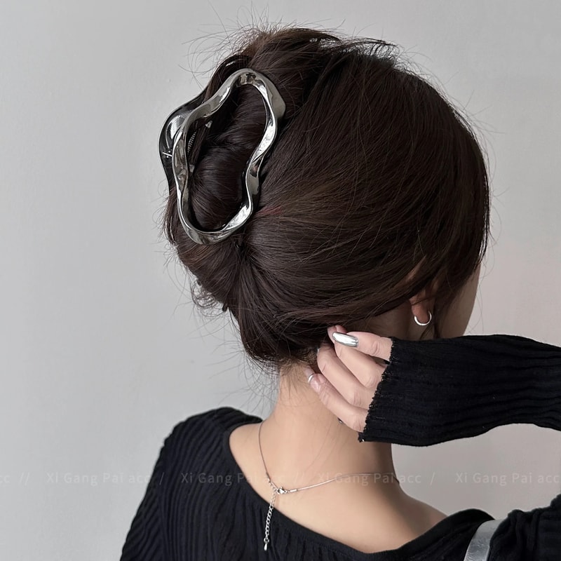 Elegant Gold Hollow Liquid Hair Claw Clip Trendy Metal Hairpin For Women 2