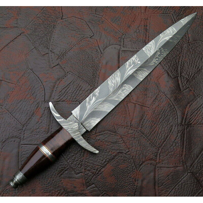 Beautifull Damascus Knife.jpg