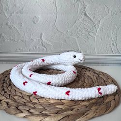 Crochet plush white snake lovers. Snake stuffed animals. Snake plushie. Snake with heart