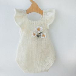 Newborn Knitted Romper with daisy, Newborn Knitted Outfit, Knitted Romper, Newborn Photography Prop, outfit, bodysuit