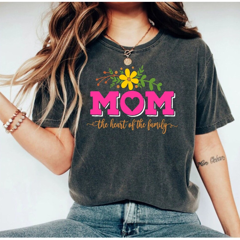 Mom heart of family shirt, Mom Shirt, Mother's day shirt. Gift For Mom Shirt, Unisex T-Shirt