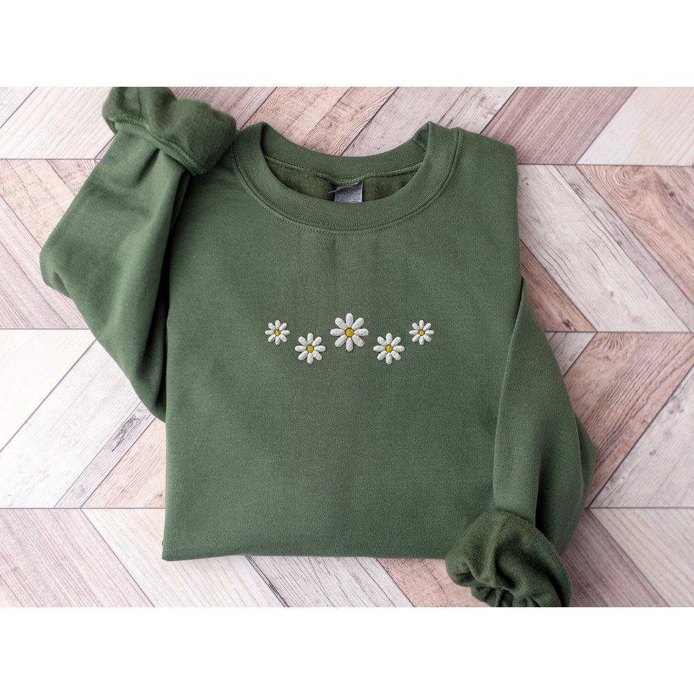 Embroidered Floral Daisy Sweatshirt, Embroidered Daisy Shirt, Embroidered Flower Sweater, Daisy Crewneck Embroidery, Gift for herbestfriend.jpg