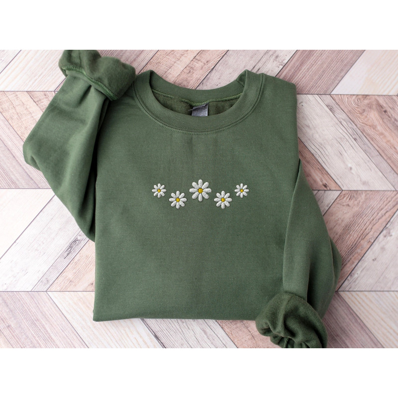 Embroidered Floral Daisy Sweatshirt, Embroidered Daisy Shirt, Embroidered Flower Sweater, Daisy Crewneck Embroidery, Gift for herbestfriend.jpg