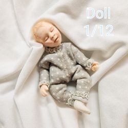 Miniature baby doll in 1/12 scale for the dollhouse. Size: 2,8 " (7 cm)