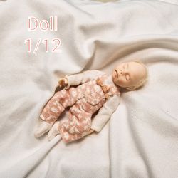 Miniature baby doll in 1/12 scale for the dollhouse. Size: 2,83 " (7,2 cm)