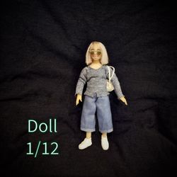 Miniature doll in 1/12 scale for the dollhouse. Size: 5,7 " ( 14,5 cm) .