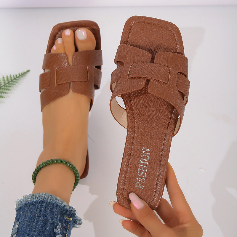 Ladies' Fashionable Casual Flat Sandals Versatile Outdoor Wear for Everyday Comfort