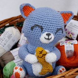 crochet pattern: cat who loves the fish