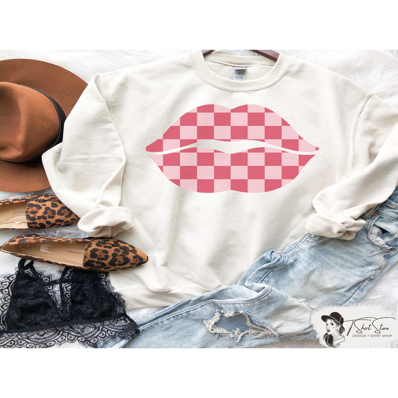 Women's Retro Checkered Lips Valentine's Day Sweatshirt, Women's Trendy Lip Valentine Sweatshirt, Trendy Lip Valentine's Day Crewneck, 2.jpg