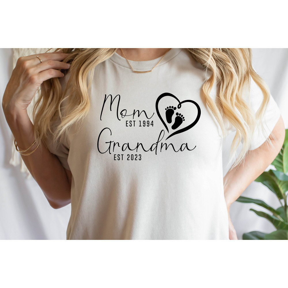 Mom Est Grandma Est Custom Shirt, Grandma Shirt, Mom Grandma Shirt, Pregnancy Announcement Gift, New Grandma Shirt,.jpg