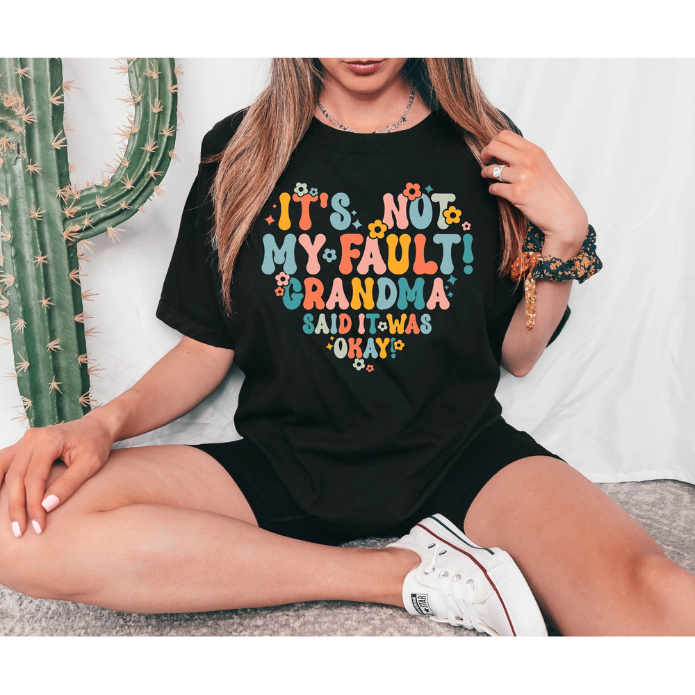 Groovy Grandma Shirt, Grandma Heart Shirt, Retro Groovy Grandmom Tshirt, Xmas Grandma Gift, Shirt for Grandma, Mother's Day Tee.jpg