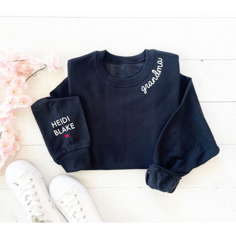 Custom Grandma Sweatshrit, Gigi Sweatshirt, Nana Sweatshirt, Christmas Gift Grandma, Mother's Day Gift Grandma, Gift for grandma with names.jpg