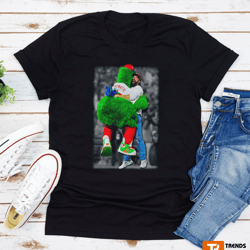 jason kelce and philly phanatic hug unisex tee