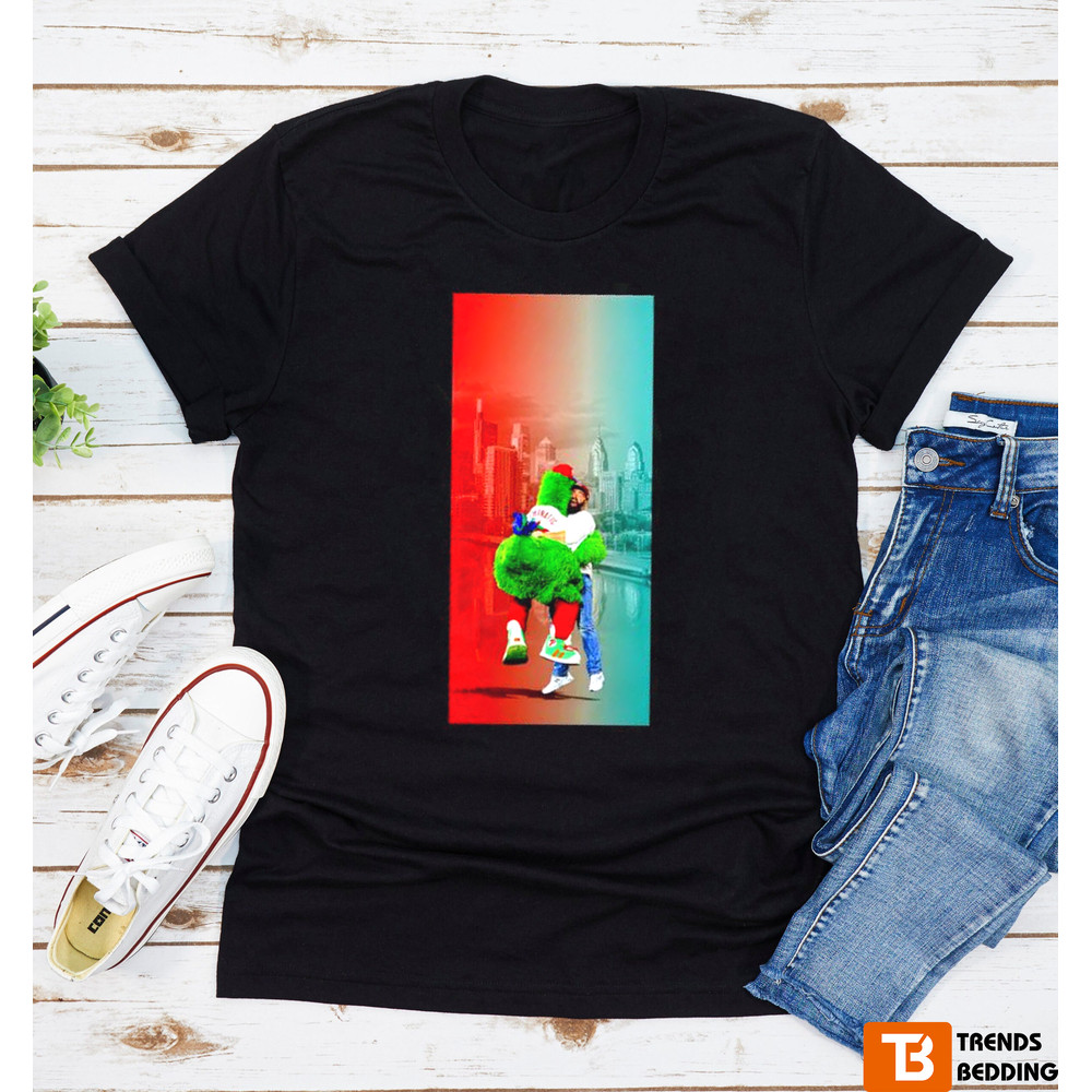 Jason Kelce Hug Philadelphia Phillies Mascot Phanatic T-shirt.png