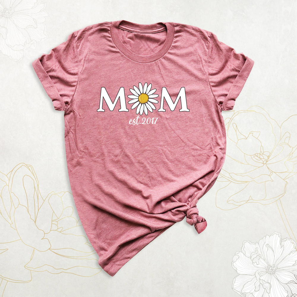 Custom Mom EST Shirt, Mom Daisy Shirt, Mother's Day Shirt, Baby Announcement Shirt, Floral Mama Shirt, New Mom Shirt, Cute Daisy Tee for Mom.jpg