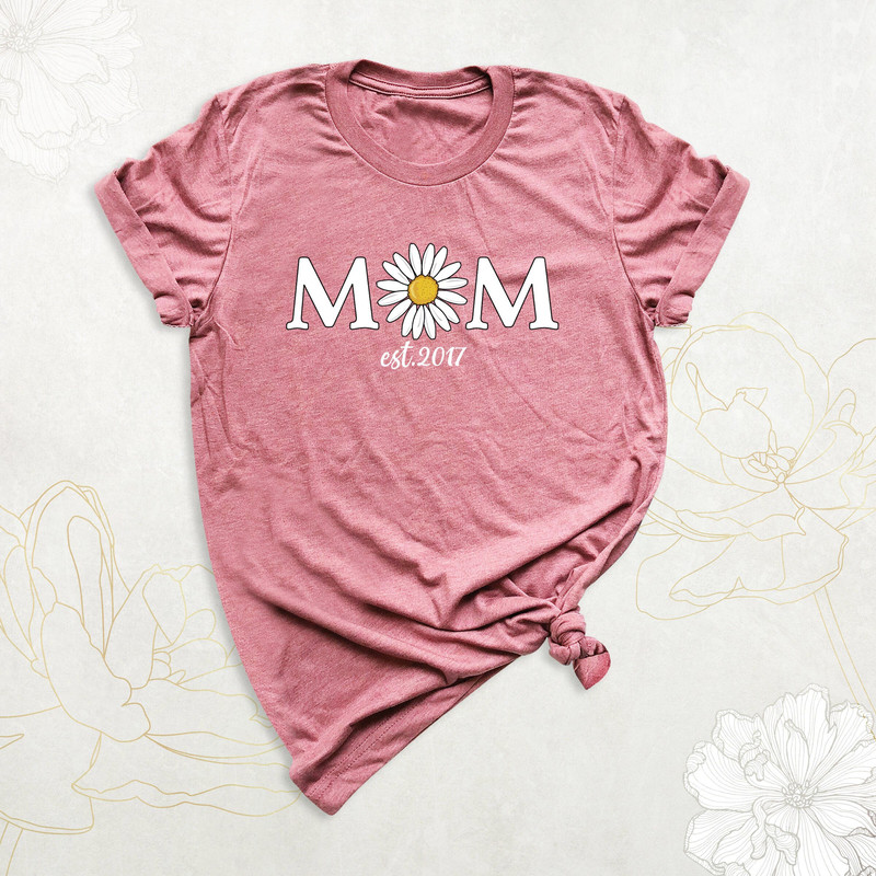 Custom Mom EST Shirt, Mom Daisy Shirt, Mother's Day Shirt, Baby Announcement Shirt, Floral Mama Shirt, New Mom Shirt, Cute Daisy Tee for Mom.jpg