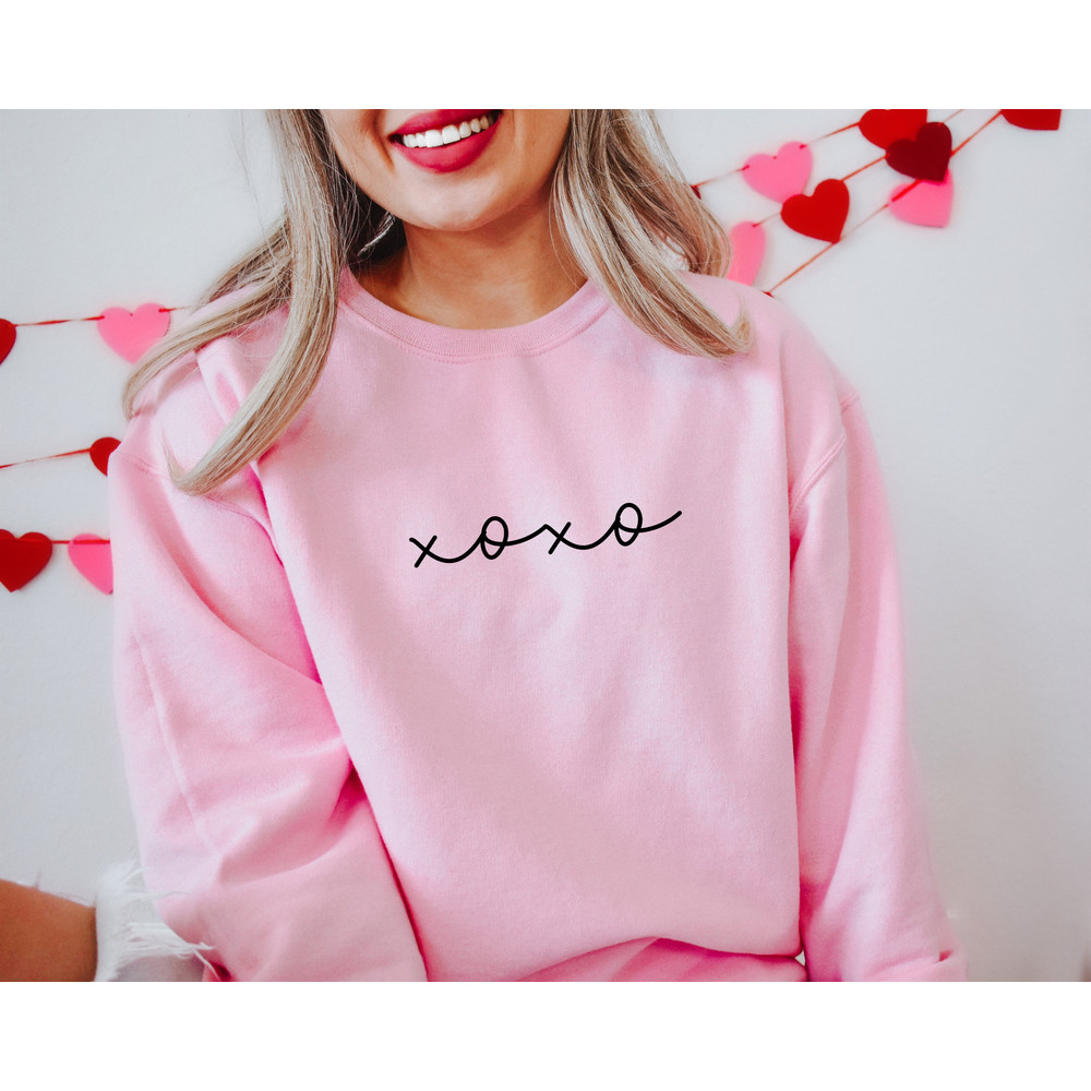XOXO Sweatshirt, Womens Valentines Sweatshirt, Xoxo Crewneck, Love Sweatshirt, Valentines Gift for Friend, Minimal Valentine Sweaters.jpg
